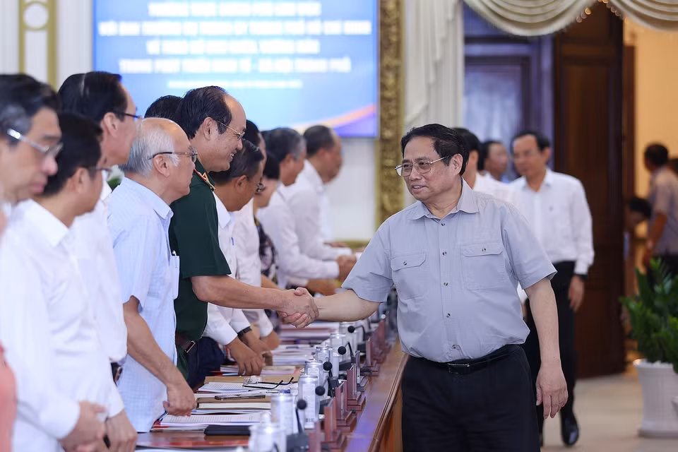 Thủ tướng Phạm Minh Chính với lãnh đạo các sở, ban, ngành Thành phố Hồ Chí Minh. (Ảnh: Dương Giang/TTXVN)