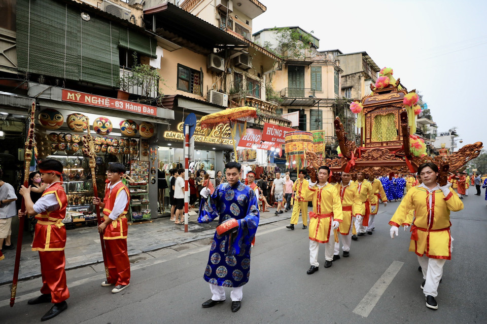 Đoàn rước đi qua phố Hàng Đào. (Ảnh: Nhật Anh/TTXVN)