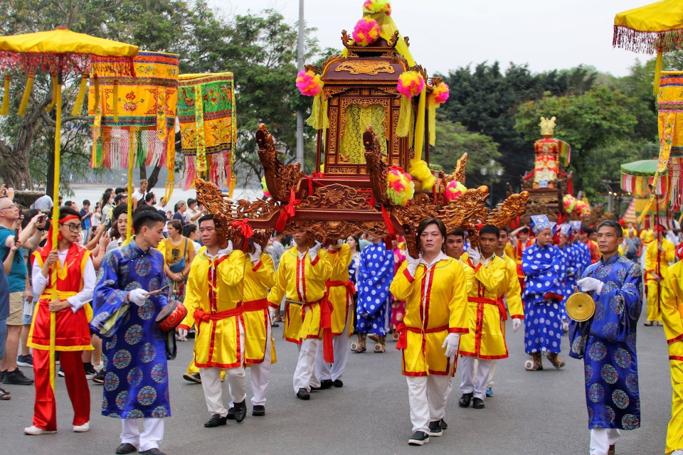 Đoàn rước đi qua quảng trường Đông Kinh Nghĩa Thục. (Ảnh: Tuấn Đức/TTXVN)