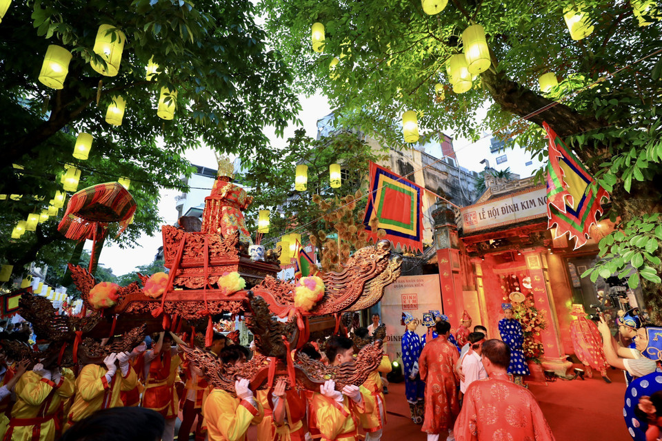 Đoàn rước về đến đình Kim Ngân. (Ảnh: Nhật Anh/TTXVN)