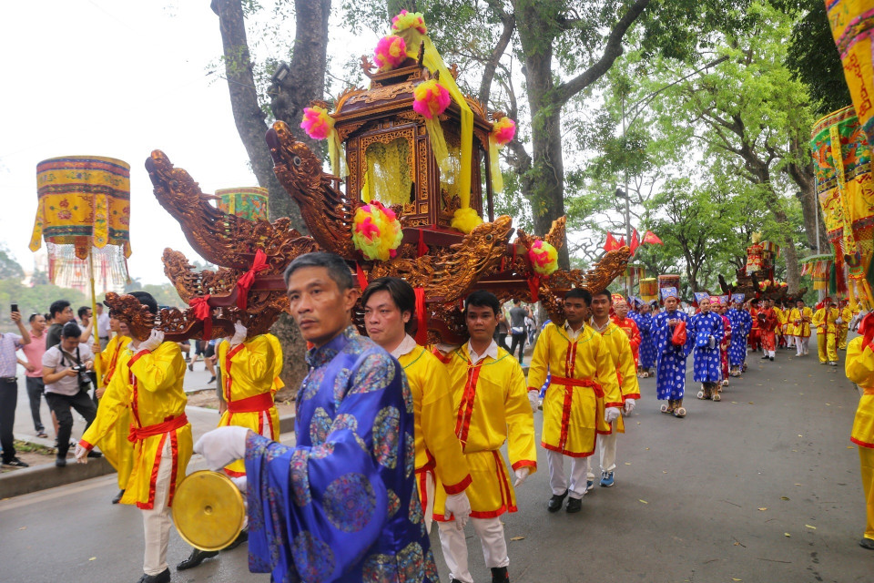 Đoàn rước đi qua phố Lê Thái Tổ. (Ảnh: Tuấn Đức/TTXVN)