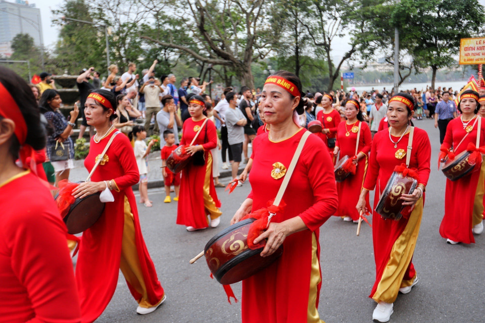 Đoàn rước đi qua quảng trường Đông Kinh Nghĩa Thục. (Ảnh: Tuấn Đức/TTXVN)