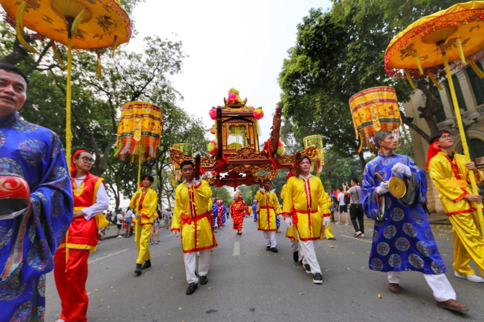 Đoàn rước đi qua phố Đinh Tiên Hoàng. (Ảnh: Tuấn Đức/TTXVN)