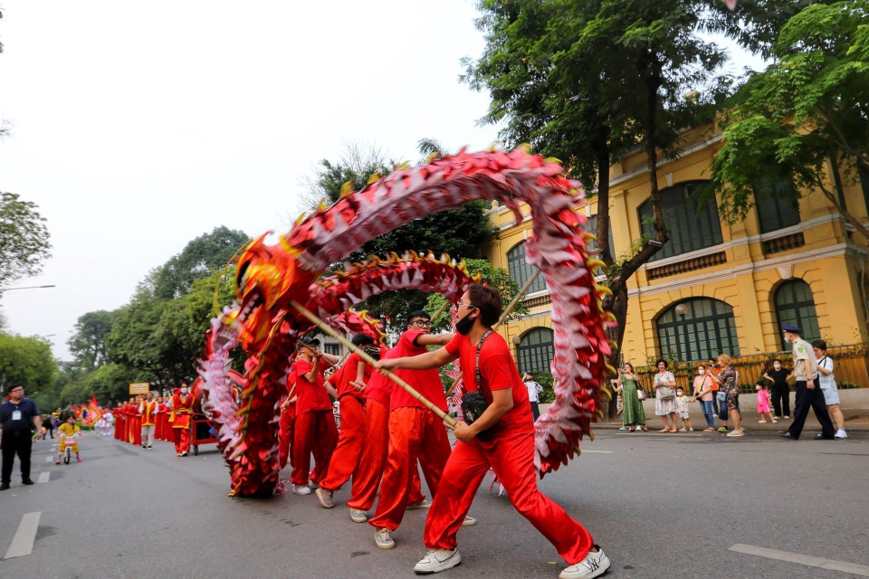 Đoàn rước đi qua phố Đinh Tiên Hoàng. (Ảnh: Tuấn Đức/TTXVN)