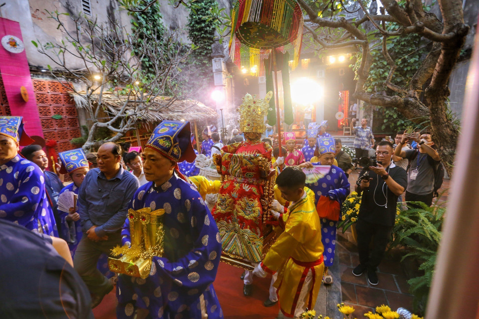 Đoàn rước vào đình Kim Ngân. (Ảnh: Tuấn Đức/TTXVN)