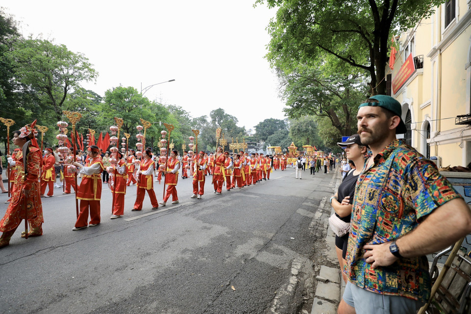 Đoàn rước thu hút đông đảo người dân, du khách. (Ảnh: Nhật Anh/TTXVN)