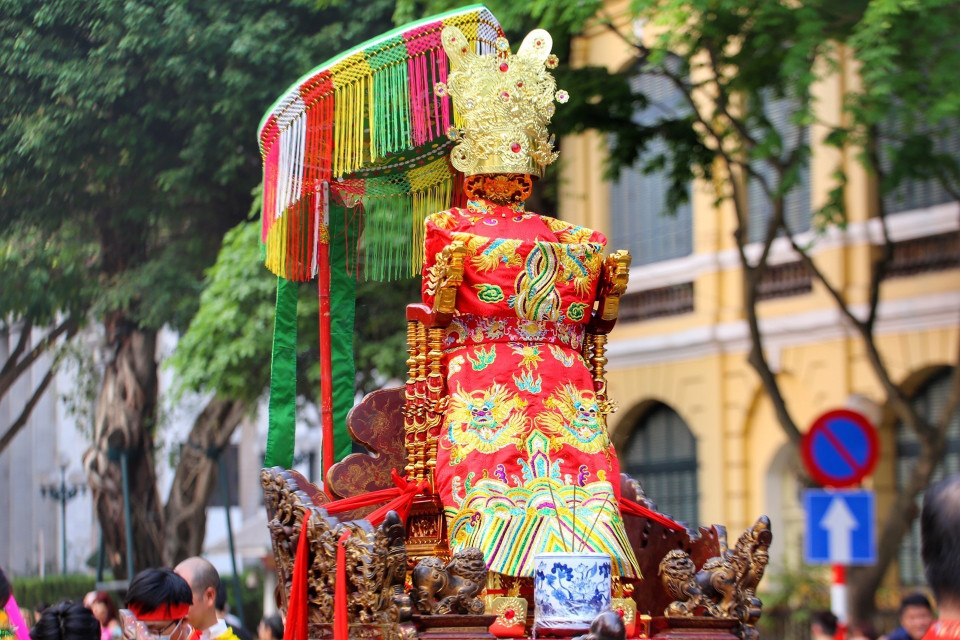 Đoàn rước đi qua phố Đinh Tiên Hoàng. (Ảnh: Tuấn Đức/TTXVN)