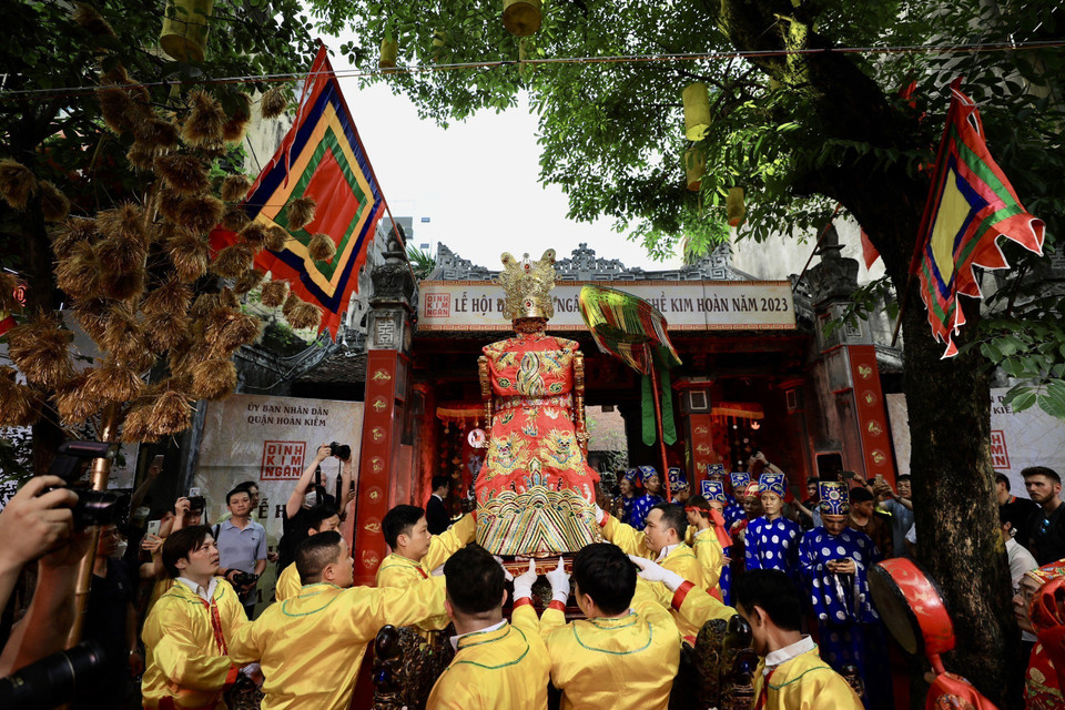 Đoàn rước theo nghi thức truyền thống xuất phát từ đình Kim Ngân (phố Hàng Bạc, quận Hoàn Kiếm) di chuyển quanh hồ Hoàn Kiếm và về làm lễ tại đình. (Ảnh: Nhật Anh/TTXVN)