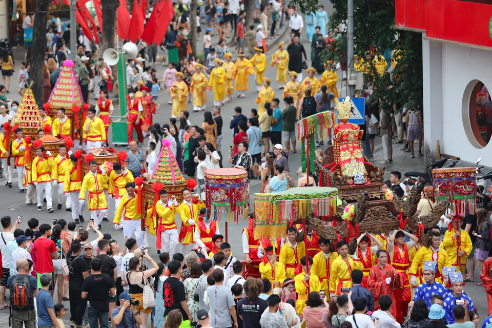 Đoàn rước xuất phát từ đình Kim Ngân đi qua các tuyến phố: Hàng Bạc-Hàng Bè-Hàng Dầu-Đinh Tiên Hoàng-Hàng Khay-Lê Thái Tổ-Quảng trường Đông Kinh Nghĩa Thục-Hàng Đào-Hàng Bạc, về đình Kim Ngân. (Ảnh: Thanh Tùng/TTXVN)