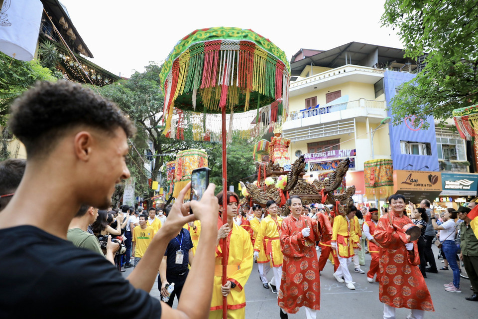 Đoàn rước thu hút đông đảo người dân, du khách. (Ảnh: Nhật Anh/TTXVN)