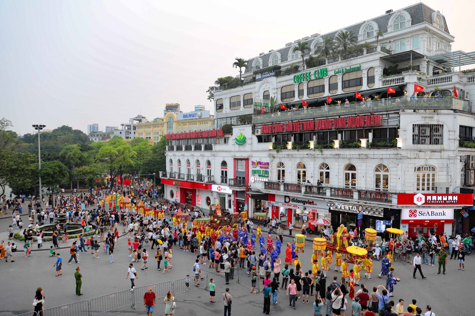 Đoàn rước theo nghi thức truyền thống xuất phát từ đình Kim Ngân (phố Hàng Bạc, quận Hoàn Kiếm) di chuyển quanh hồ Hoàn Kiếm và về làm lễ tại đình. (Ảnh: Thanh Tùng/TTXVN)