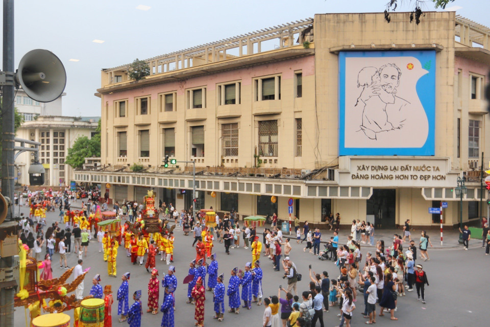 Đoàn rước đi qua phố Đinh Tiên Hoàng. (Ảnh: Tuấn Đức/TTXVN)