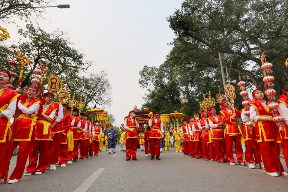 Đoàn rước đi qua phố Đinh Tiên Hoàng. (Ảnh: Tuấn Đức/TTXVN)