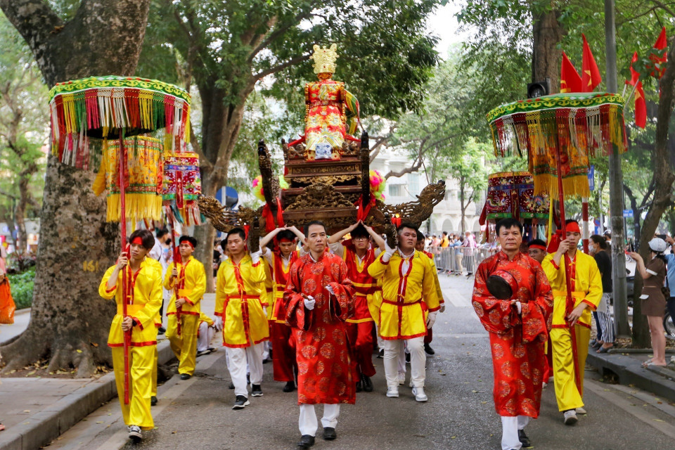 Đoàn rước đi qua phố Lê Thái Tổ. (Ảnh: Tuấn Đức/TTXVN)