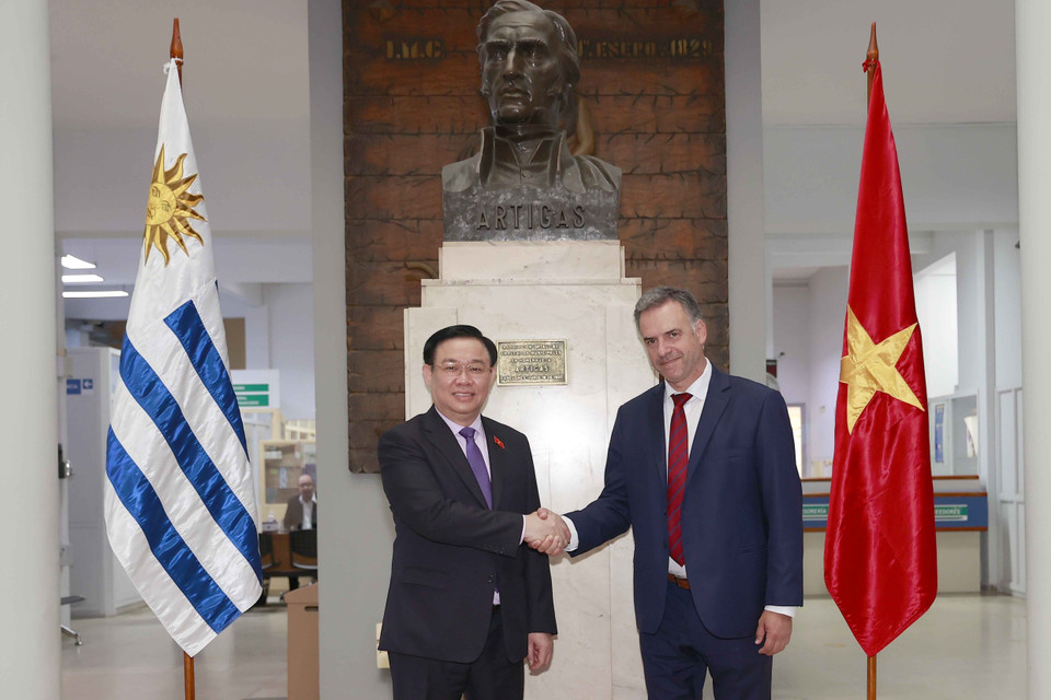Chủ tịch Quốc hội Vương Đình Huệ và ông Yamandú Orsi, Thống đốc tỉnh Canelones. (Ảnh: Doãn Tấn/TTXVN)