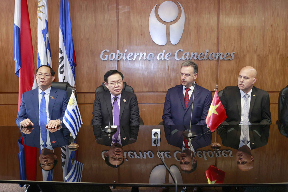 Chủ tịch Quốc hội Vương Đình Huệ phát biểu tại buổi gặp ông Yamandú Orsi, Thống đốc tỉnh Canelones. (Ảnh: Doãn Tấn/TTXVN)