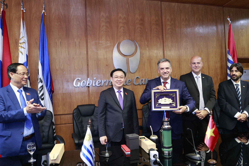 Chủ tịch Quốc hội Vương Đình Huệ tặng quà lưu niệm ông Yamandú Orsi, Thống đốc tỉnh Canelones. (Ảnh: Doãn Tấn/TTXVN)