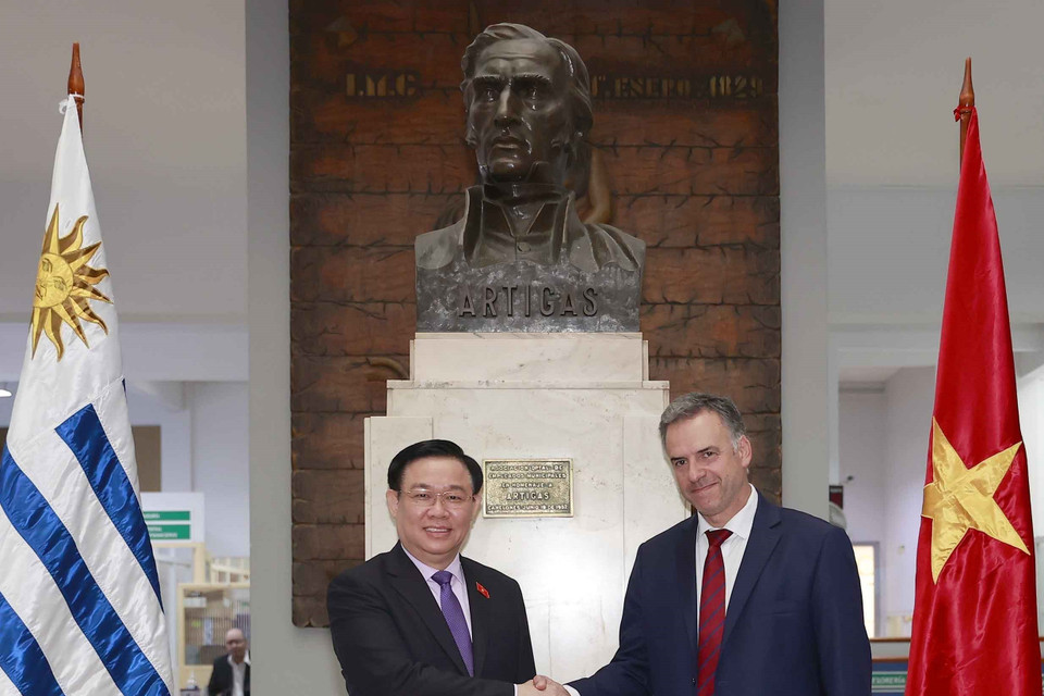 Chủ tịch Quốc hội Vương Đình Huệ và ông Yamandú Orsi, Thống đốc tỉnh Canelones. (Ảnh: Doãn Tấn/TTXVN)