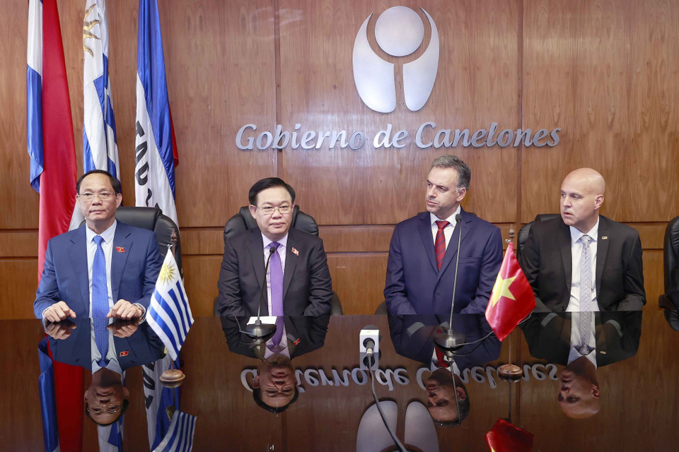 Chủ tịch Quốc hội Vương Đình Huệ phát biểu tại buổi gặp ông Yamandú Orsi, Thống đốc tỉnh Canelones. (Ảnh: Doãn Tấn/TTXVN)