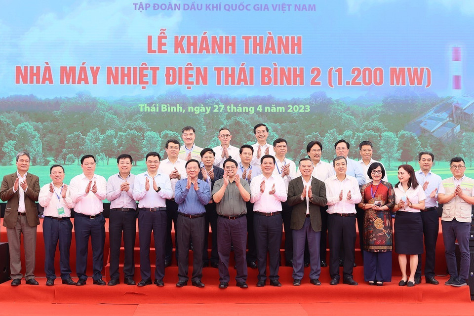 Thủ tướng Phạm Minh Chính với các đại biểu tại Lễ khánh thành Nhà máy nhiệt điện Thái Bình 2. (Ảnh: Dương Giang/TTXVN)