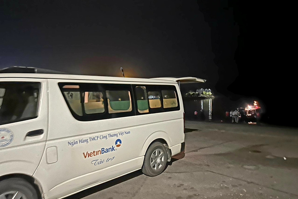 Lực lượng cứu hộ đưa các thi thể nạn nhân đã được tìm thấy lên bờ để chuyển về Nhà Tang lễ thành phố Hạ Long (Ảnh: Thanh Vân/TTXVN)