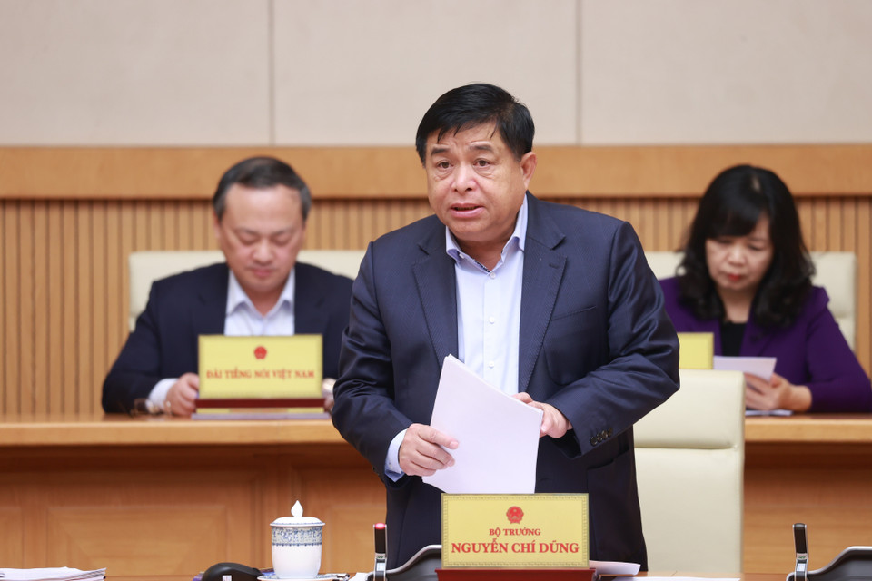 Bộ trưởng Bộ Kế hoạch và Đầu tư Nguyễn Chí Dũng báo cáo tình hình kinh tế-xã hội. (Ảnh: Dương Giang/TTXVN)