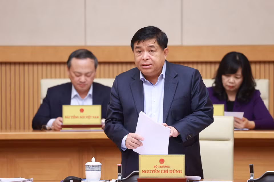 Bộ trưởng Bộ Kế hoạch và Đầu tư Nguyễn Chí Dũng báo cáo tình hình kinh tế-xã hội. (Ảnh: Dương Giang/TTXVN)