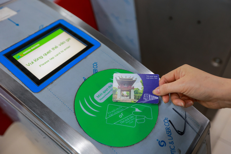 Hệ thống quẹt thẻ đi tàu cho hành khách. (Ảnh: Minh Sơn/Vietnam+)