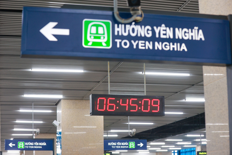 Sau 15 ngày đầu vận hành miễn phí, giá vé tàu đường sắt Cát Linh-Hà Đông được tính theo quãng đường di chuyển của hành khách, trong đó tối đa 15 ngàn đồng/lượt nếu đi toàn tuyến và thấp nhất là 8 ngàn đồng với quãng ngắn nhất. (Ảnh: Minh Sơn/Vietnam+)