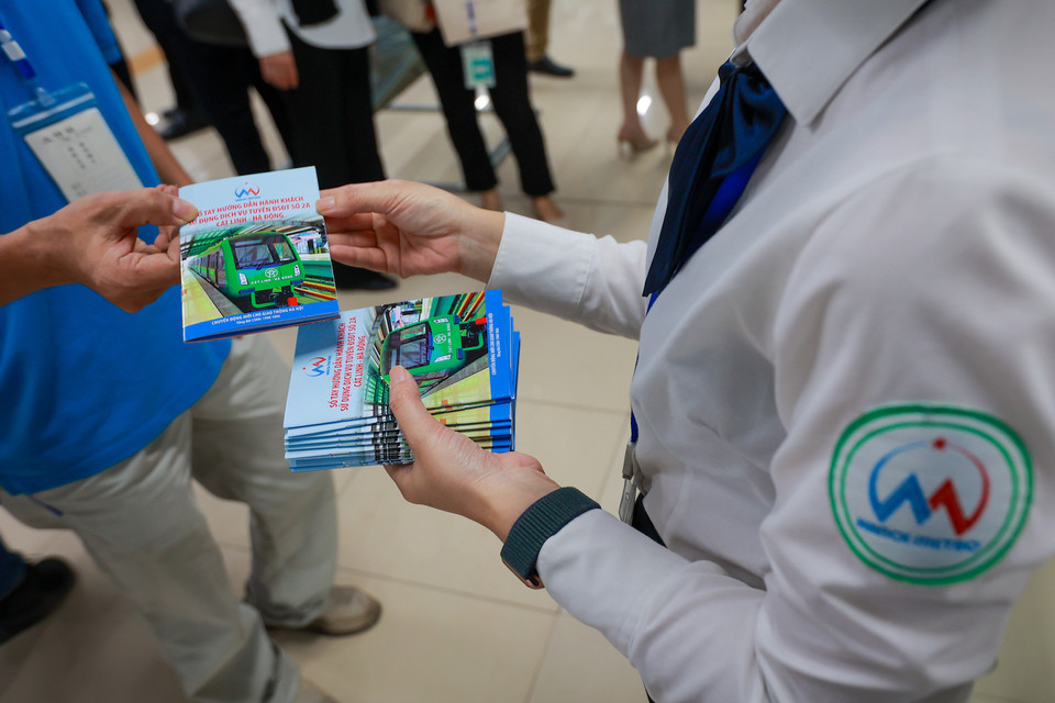 Hành khách cũng sẽ được nhận các quyển sổ tay hướng dẫn sử dụng dịch vụ đi tàu. (Ảnh: Minh Sơn/Vietnam+)