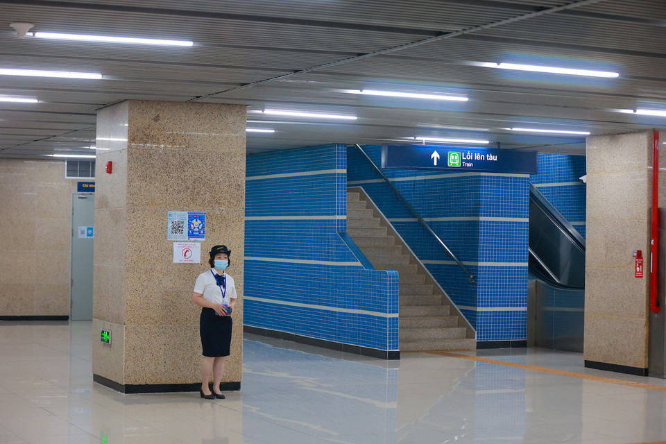 Trước đó ngày 29/10, Hội đồng Kiểm tra Nhà nước về công tác nghiệm thu công trình xây dựng (Hội đồng) tổ chức kiểm tra hiện trường, họp đánh giá kết quả nghiệm thu hoàn thành công trình đường sắt đô thị Hà Nội tuyến Cát Linh-Hà Đông. (Ảnh: Minh Sơn/Vietnam+)