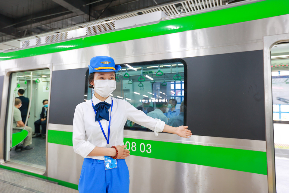 Dự án đường sắt Cát Linh-Hà Đông được phê duyệt ban đầu có tổng mức đầu tư 868 triệu USD, tốc độ thiết kế tối đa 80km/h, toàn bộ tuyến là tuyến trên cao, có 12 nhà ga, khoảng cách giữa các ga là 1152,3 m. (Ảnh: Minh Sơn/Vietnam+)