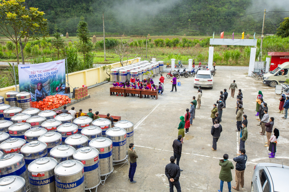 Ngày 30/10, Báo Điện tử VietnamPlus (Thông tấn xã Việt Nam) đã có mặt tại Ủy ban Nhân dân xã Phố Cáo (huyện Đồng Văn, tỉnh Hà Giang) để trao tặng đồng bào dân tộc thiểu số nơi đây những chiếc bồn inox chứa nước. Đây là năm thứ hai, Báo Điện tử VietnamPlus đồng hành với người dân vùng cao trong hành trình "giải tỏa cơn khát". (Ảnh: Minh Sơn/Vietnam+)