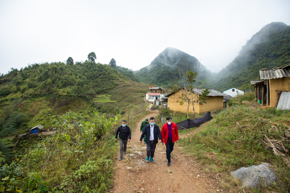 Báo Điện tử VietnamPlus cũng tài trợ kinh phí lát nền và tặng chốt một số vật dụng cần thiết cho sinh hoạt hàng ngày, với mong muốn góp phần làm vơi bớt những khó khăn, thiếu thốn để lực lượng dân quân tuyến đầu chống dịch ở thôn Khó Trư yên tâm làm nhiệm vụ bảo vệ biên giới địa đầu Tổ quốc. (Ảnh: Minh Sơn/Vietnam+)