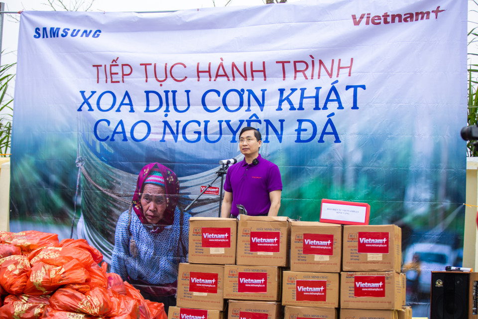 Sau lần trao tặng bồn nước vào năm 2020 cũng tại xã Phố Cáo, năm 2021 Báo Điện tử VietnamPlus và Samsung Việt Nam quyết định trở lại nơi đây, mang theo 100 chiếc bồn chứa nước để tặng cho người dân bản Tráng Phúng A. (Ảnh: Minh Sơn/Vietnam+)