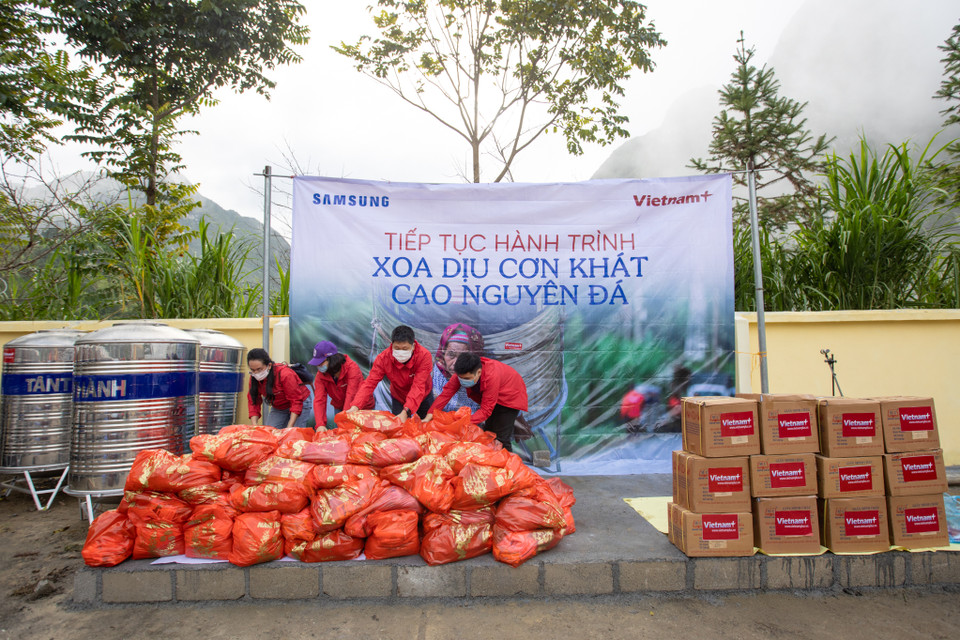 100 chiếc bồn inbox sẽ được trao tặng cho bà con bản Tráng Phúng A dùng để trữ nước sạch, đặc biệt cần thiết trong mùa khô. Trước đó, vào năm 2020, 64 chiếc bình inox cũng được trao tặng cho bà con ở bản Lủng Sính, xã Phố Cáo. Đây đều là những địa bàn xa và cao nhất của tỉnh Hà Giang, nơi mà người dân còn gặp rất nhiều khó khăn trong việc vận chuyển nước sạch. (Ảnh: Minh Sơn/Vietnam+)