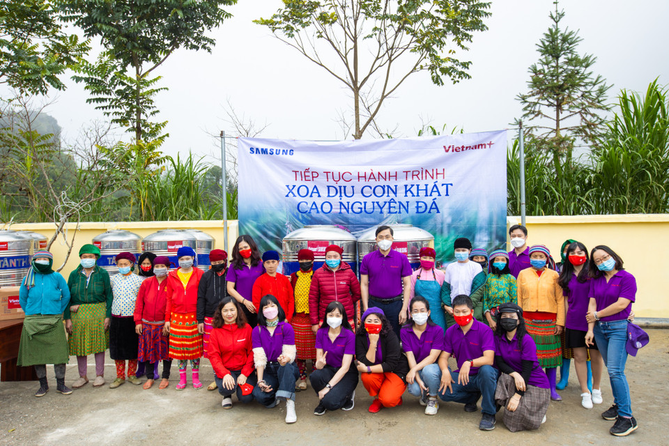 Cao nguyên đá vốn ít mưa và người dân luôn phải đối diện với tình trạng thiếu nước sinh hoạt. Do đó, bồn chứa nước là món quà rất thiết thực, giúp các hộ dân có thêm dụng cụ chứa nước sạch phục vụ nhu cầu thiết yếu của cuộc sống. (Ảnh: Minh Sơn/Vietnam+)