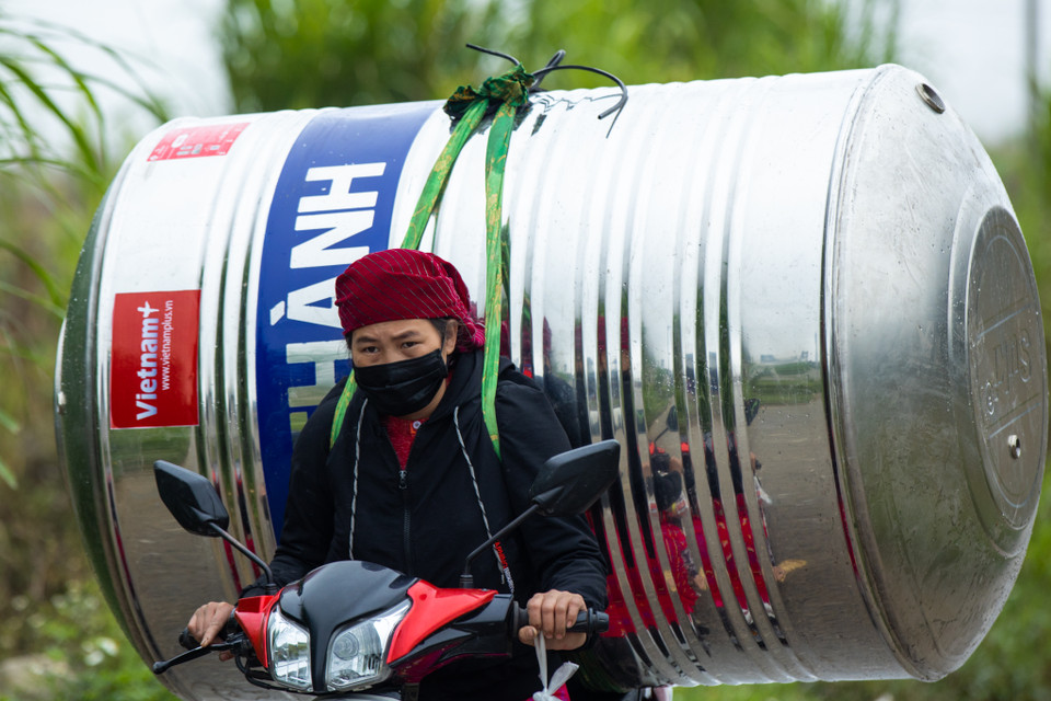 Có bồn trữ nước, bà con sẽ yên tâm hơn và chủ động được nguồn nước sinh hoạt hằng ngày. (Ảnh: Minh Sơn/Vietnam+)