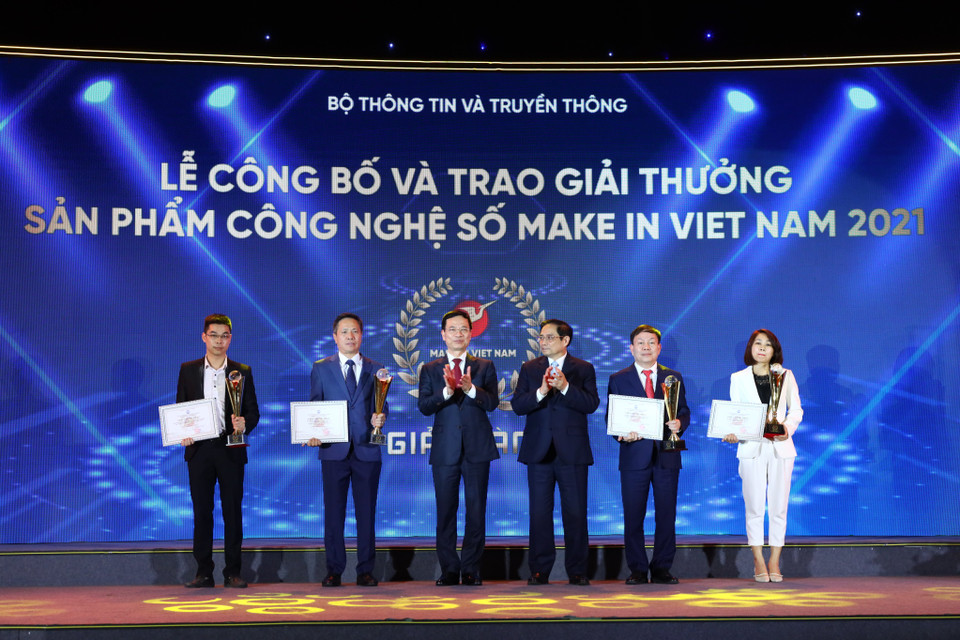 'Sản phẩm Công nghệ số Make in Viet Nam.' là giải thưởng uy tín mang tầm quốc gia trong lĩnh vực công nghệ số. (Ảnh: Minh Sơn/Vietnam+) Chiều 11/12 tại Hà Nội đã diễn ra lẽ trao giải thưởng "Sản phẩm Công nghệ số Make in Viet Nam." Đây là năm thứ hai giải thưởng được tổ chức nhằm tôn vinh các sản phẩm công nghệ số xuất sắc được thiết kế, sáng tạo và sản xuất tại Việt Nam có giá trị thực tế lớn được ghi nhận trong phát triển kinh tế số, chính phủ số và xã hội số; hỗ trợ quảng bá cho các sản phẩm công nghệ số Make in Viet Nam tới đông đảo doanh nghiệp và người dân Việt Nam. Giải thưởng “Sản phẩm công nghệ số Make in Viet Nam” năm 2021 bao gồm 5 hạng mục là Giải thưởng Nền tảng số xuất sắc, Giải thưởng Sản phẩm số xuất sắc, Giải thưởng Giải pháp số xuất sắc, Giải thưởng Thu hẹp khoảng cách số và Giải thưởng Sản phẩm số tiềm năng. [Vietnam Digital Awards 2021 - Vinh danh các giải pháp chuyển đổi số] Đối tượng tham gia là các tổ chức, doanh nghiệp thuộc mọi thành phần kinh tế, đăng ký kinh doanh theo quy định của pháp luật Việt Nam, có các sản phẩm công nghệ số được thiết kế, sáng tạo tại Việt Nam và được đưa vào ứng dụng thực tế để giải các bài toán Việt Nam. Trong số đó, Hạng mục Giải thưởng Sản phẩm số tiềm năng chỉ áp dụng đối với các tổ chức sự nghiệp, doanh nghiệp vừa và nhỏ hoặc doanh nghiệp khởi nghiệp sáng tạo. Trong thời gian từ ngày ngày 20/6/2021 đến hết ngày 20/9/2021, Ban Tổ chức giải thưởng đã nhận được 250 hồ sơ đăng ký trực tuyến dự thi ở tất cả các hạng mục giải thưởng trên trang thông tin về giải thưởng giaithuong.makeinvietnam.mic.gov.vn. Hội đồng giám khảo là những chuyên gia hàng đầu trong lĩnh vực công nghệ số, các nhà khoa học, đại diện các quỹ đầu tư và các nhà báo ICT có uy tín, có nhiều kinh nghiệm, do ông Nguyễn Thành Hưng - nguyên Thứ trưởng Bộ Thông tin và Truyền thông làm Chủ tịch Hội đồng. Các sản phẩm tham gia giải thưởng năm nay khá đa dạng, phục vụ cho nhiều lĩnh vực: chuyển đổi số, tài chính, nông nghiệp thông minh, giao thông thông mimh… Nhiều sản phẩm đã giải quyết các bài toán cộng đồng xã hội, đặc biệt là y tế, giáo dục, phòng chống đại dịch. Các công nghệ mới, công nghệ của cách mạng công nghiệp lần thứ 4 như AI, BigData, IoT… đã được ứng dụng trong nhiều sản phẩm tham dự cuộc thi. Nhiều sản phẩm đã có thời gian được khẳng định trên thị trường, ngày càng hoàn thiện và có giá trị thực tiễn cao được ghi nhận, thúc đẩy chuyển đổi số, phát triển kinh tế số, xã hội số, phù hợp với tinh thần của quy chế giải thưởng. 48 sản phẩm lọt vào Top 10, đặc biệt là các sản phẩm đạt giải là những sản phẩm, giải pháp, nền tảng xuất sắc, tiêu biểu, thể hiện năng lực của doanh nghiệp Việt và người Việt trong việc làm chủ về công nghệ, chủ động thiết kế, chế tạo các sản phẩm công nghệ số. Dưới đây là danh sách các đơn vị đoạt giải thưởng: