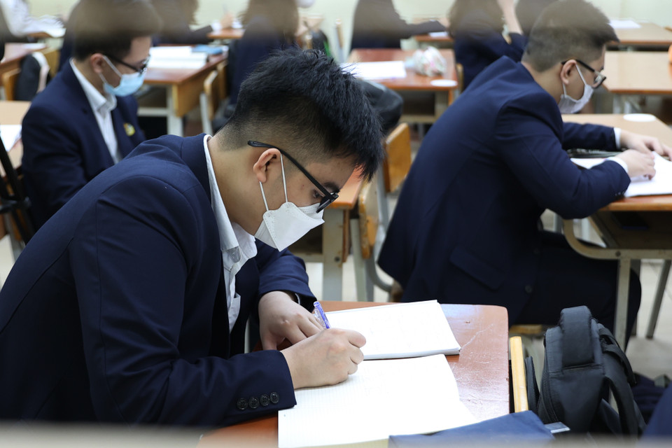 Cô Nguyễn Bội Quỳnh - Hiệu trưởng trường Trung học phổ thông Việt Đức chia sẻ: ‘Việc học tại trường sẽ hiệu quả hơn khi giáo viên tương tác trực tiếp với học sinh, nắm rõ tình hình kiến thức của từng bạn. Đối với các trường hợp phụ huynh không đồng ý cho con đến trường sẽ được ghép với các lớp học trực tuyến.' (Ảnh: Hoài Nam/Vietnam+)