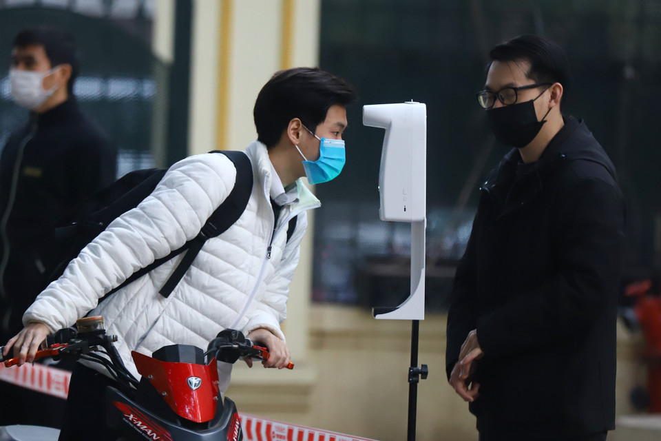 Học sinh sẽ được đo thân nhiệt và khử khuẩn tại khu vực cổng trường trước khi lên lớp. (Ảnh: Hoài Nam/Vietnam+)