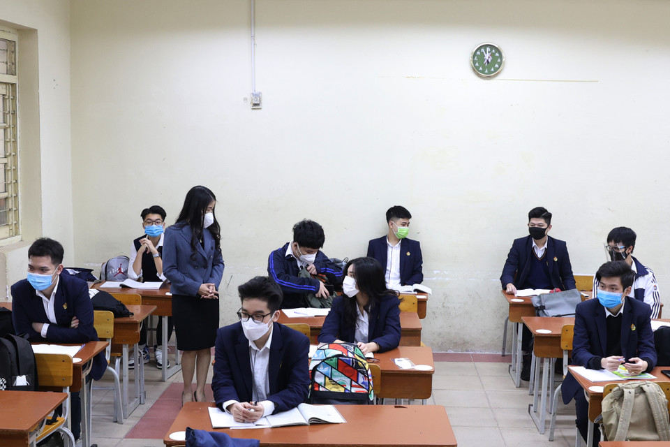 Trường Trung học phổ thông Việt Đức có 16 lớp 12 và tổ chức 8 lớp học trong 1 buổi. Tất cả các cán bộ tham gia giảng dạy tại lớp đều đã được tiêm 2 mũi vaccine. ( Ảnh: Hoài Nam/Vietnam+)