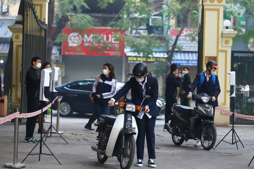 50% số lớp 12 của trường học trực tiếp thứ Hai, thứ Tư, thứ Sáu; các ngày còn lại học trực tuyến; 50% số lớp 12 học trực tiếp thứ Ba, thứ Năm, thứ Bảy; các ngày còn lại học trực tuyến. (Ảnh: Hoài Nam/Vietnam+)