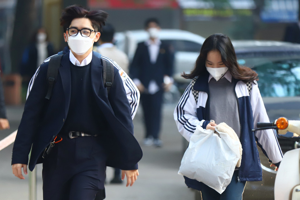 Lê Bích Hường lớp 12D2 trường Trung học phổ thông Việt Đức nói: 'Em rất háo hức khi được quay lại trường, việc quay lại trường là một điều cần thiết đối với học sinh cuối cấp như em. Tuy nhiên tình hình dịch vẫn đang phức tạp nên học sinh cần phải tuân thủ chặt chẽ các quy tắc phòng chống dịch.' (Ảnh: Hoài Nam/Vietnam+)