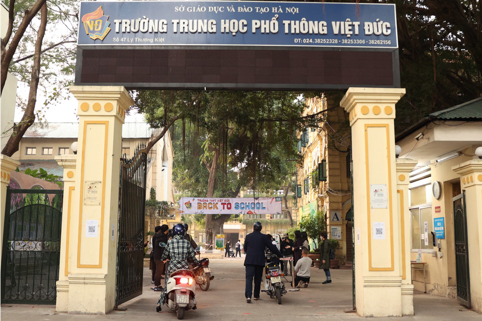 Ngày 6/12, Trường Trung học phổ thông Việt Đức đã tổ chức cho học sinh khối lớp 12 quay trở lại trường và điều chỉnh việc tổ chức các lớp học theo những phương án mới. (Ảnh: Hoài Nam/Vietnam+)