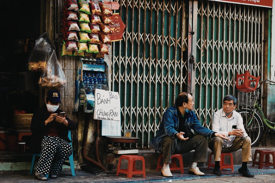 Một quán nước nhỏ thôi, có dăm ba cái ghế nhựa, cũng đã trở thành một điểm hẹn cho rất nhiều câu chuyện đời thường. (Ảnh: Hoài Nam/Vietnam+)