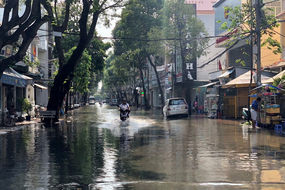 Cả tuyến đường Nam Kỳ Khởi Nghĩa, quận Ninh Kiều vẫn còn ngập sâu trong nước. (Ảnh: Thanh Sang/TTXVN)