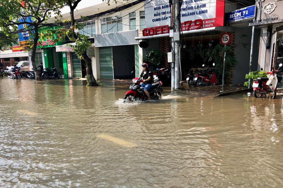 Nhiều cửa hàng trên đường Lý Tự Trọng, quận Ninh Kiều chưa thể buôn bán do nước còn ngập sâu. (Ảnh: Thanh Sang/TTXVN)