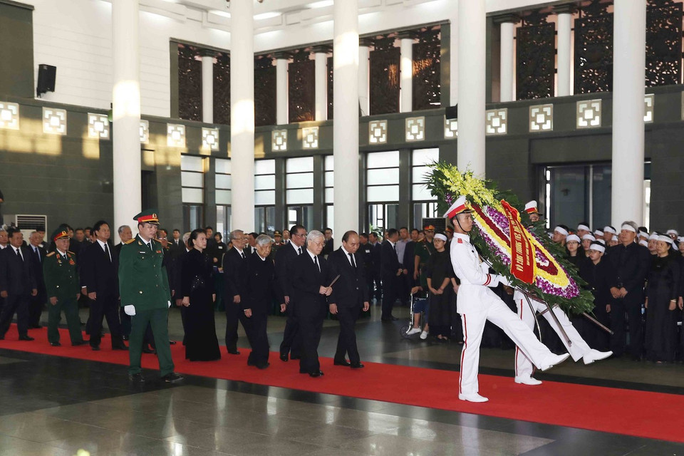 Đoàn Ban Chấp hành Trung ương Đảng Cộng sản Việt Nam, do đồng chí Nguyễn Phú Trọng, Tổng Bí thư Ban Chấp hành Trung ương Đảng làm Trưởng đoàn, viếng đồng chí Đỗ Mười. Ảnh: TTXVN