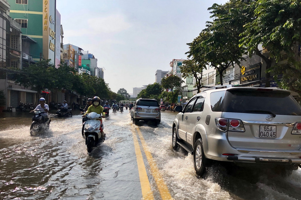 Tuyến đường Lý Tự Trọng, quận Ninh Kiều ngập sâu trong biển nước. (Ảnh: Thanh Sang/TTXVN)